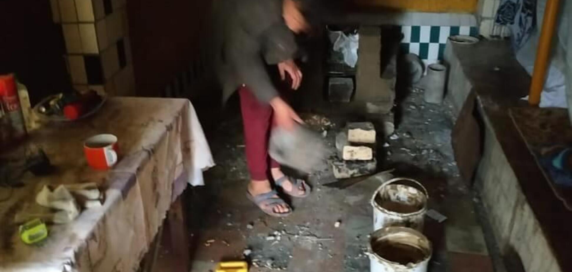 У Києві діти спали на підлозі і жили без документів: моторошні кадри