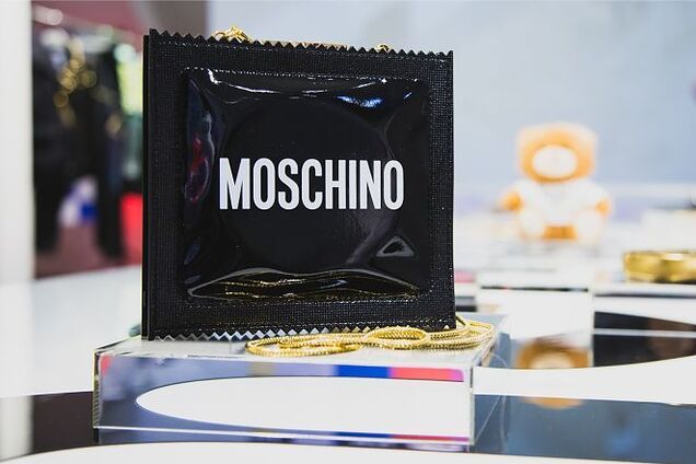 Moschino выпустили сумки и серьги в виде презервативов