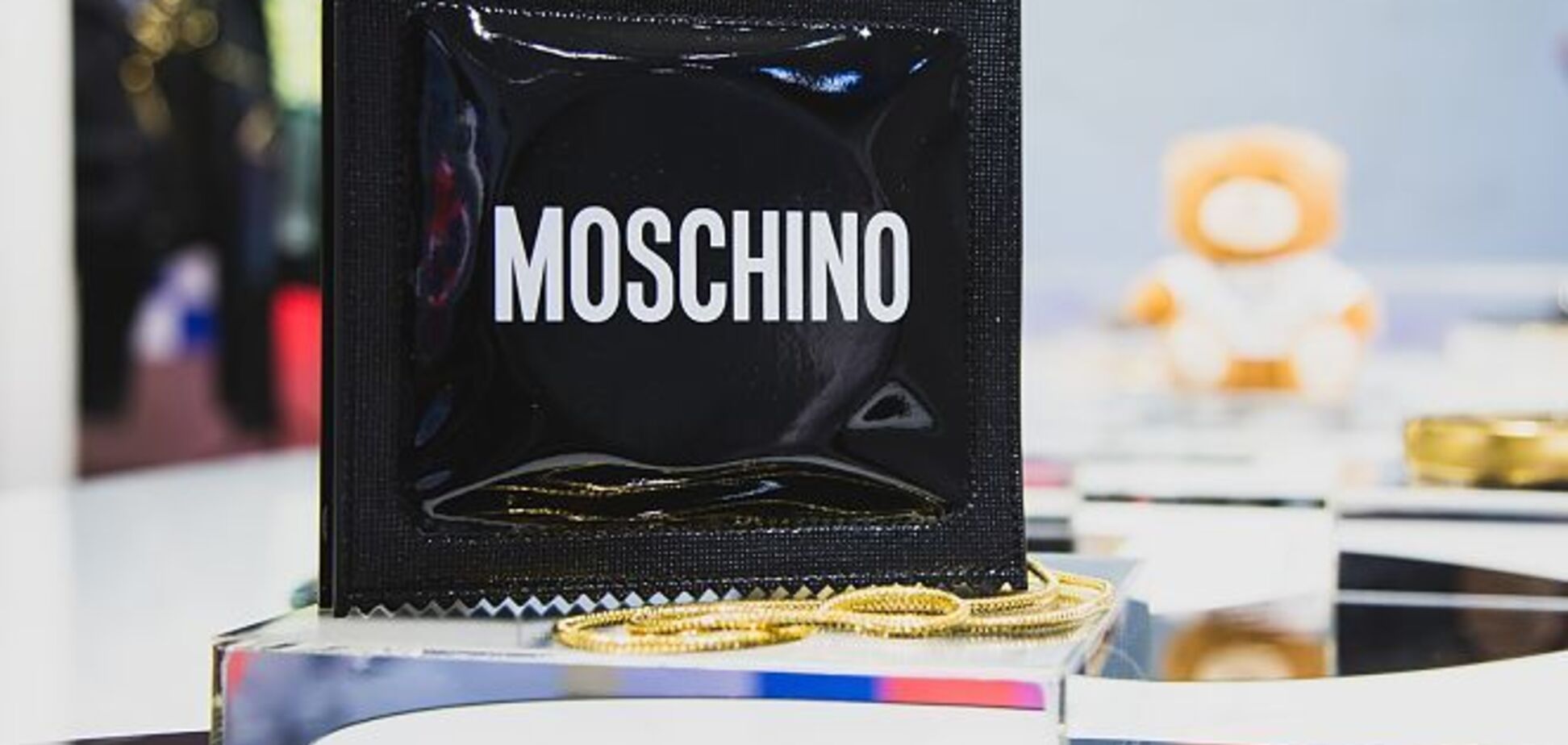 Moschino выпустили сумки и серьги в виде презервативов
