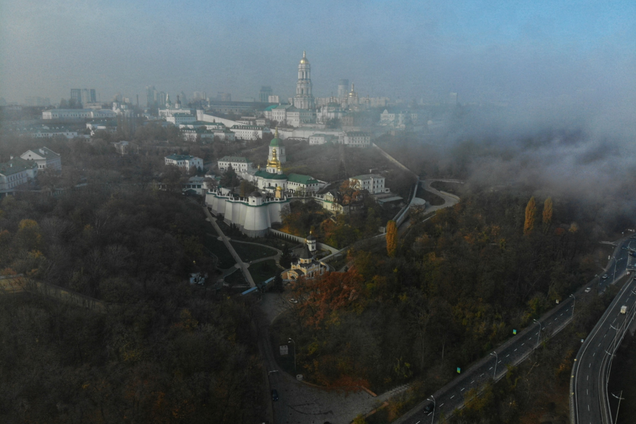 Оповитий туманом: у мережі з'явилися чарівні фото Києва