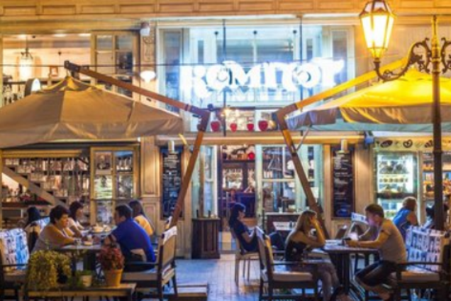 'Блинчики за грудь': популярное кафе Одессы возмутило сеть сексистской рекламой