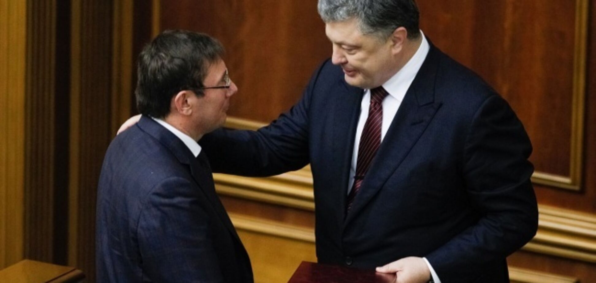 Луценко передал Порошенко заявление об отставке