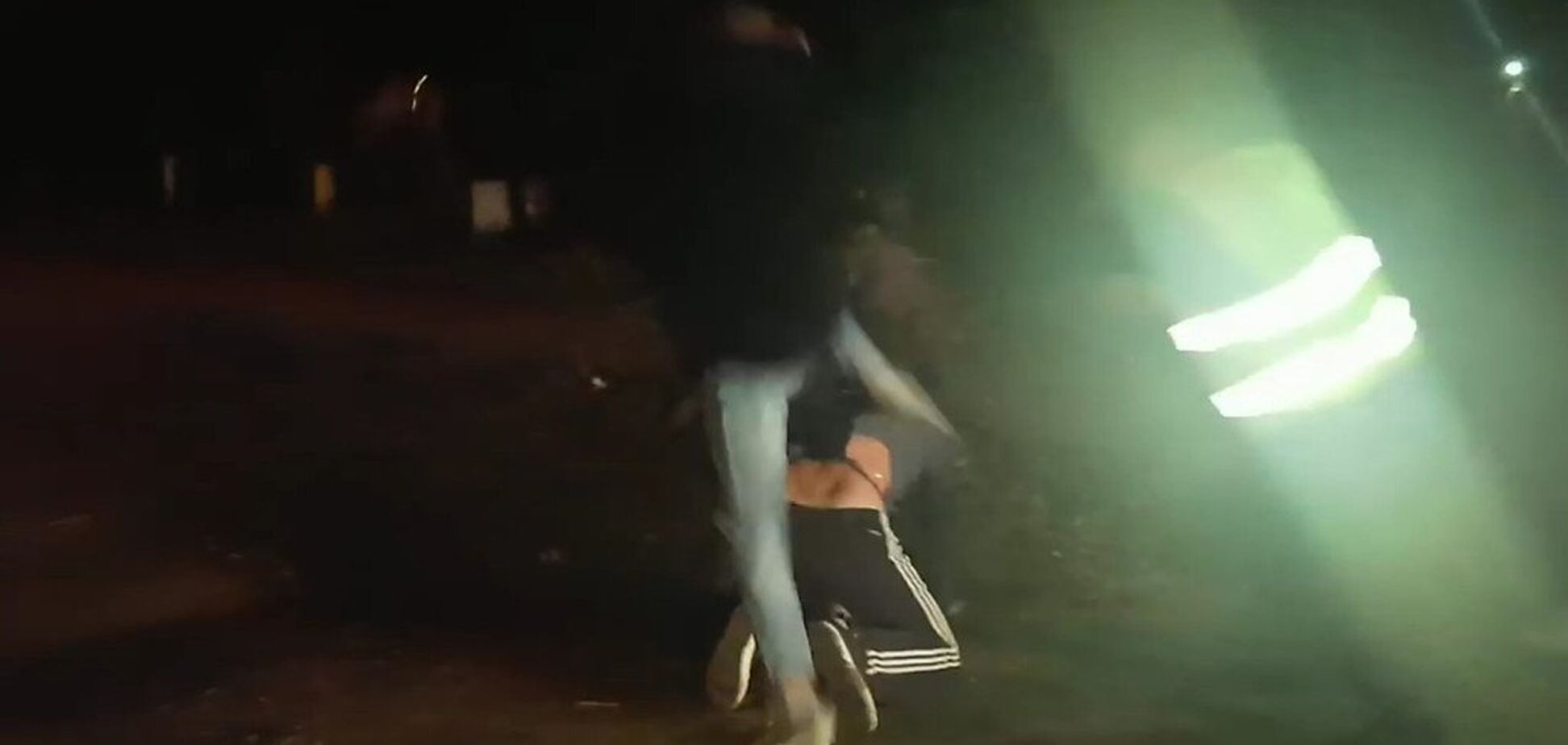 ''Вы что, ох*ели?'' В Николаеве напали на полицейского. Появилось видео