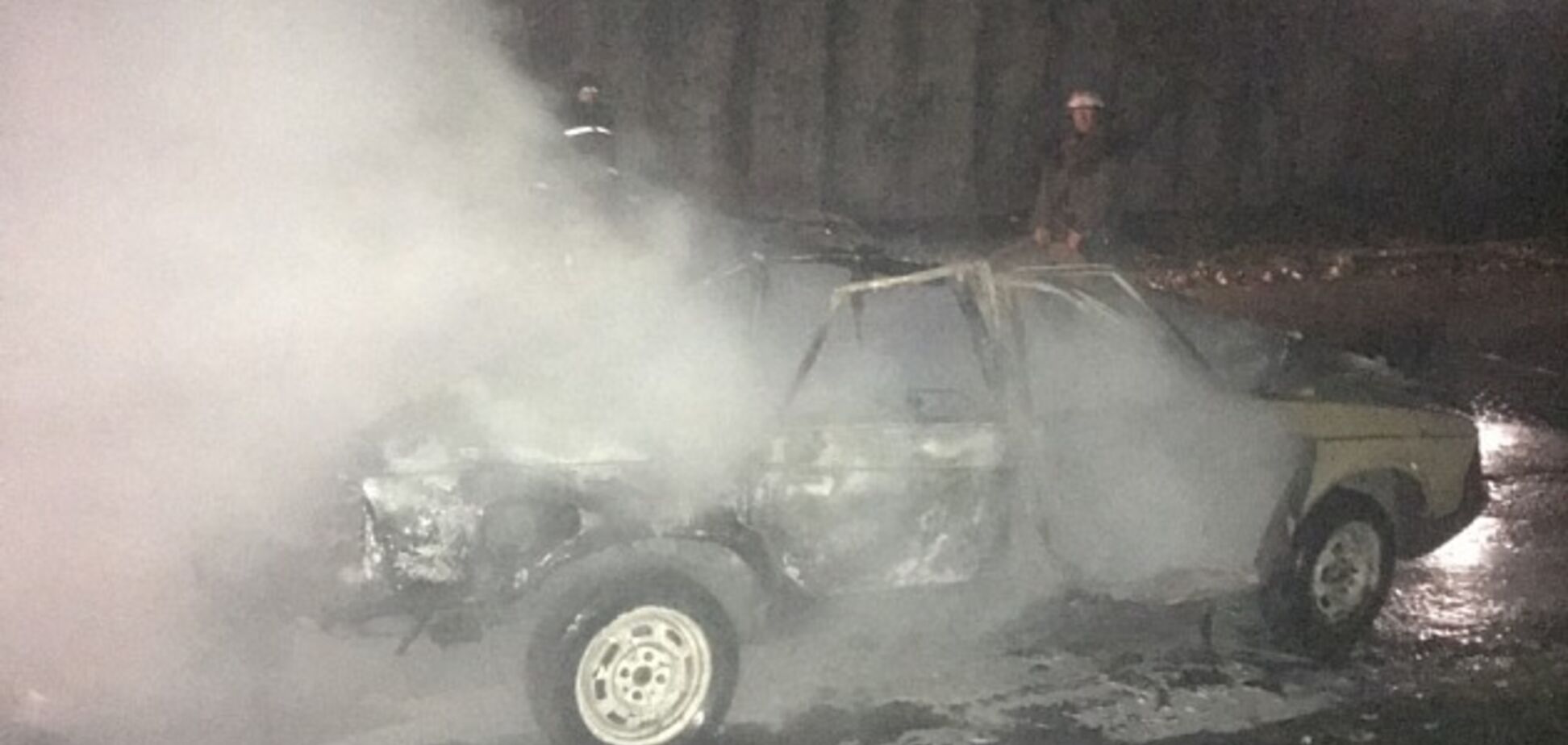 У Бердянську злетіло в повітря авто: момент потужного вибуху потрапив на відео