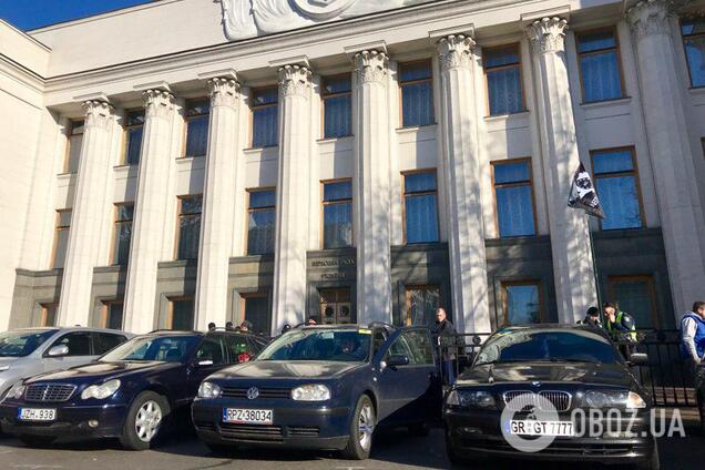 Авто на еврономерах парализовали центр Киева: что происходит возле Рады