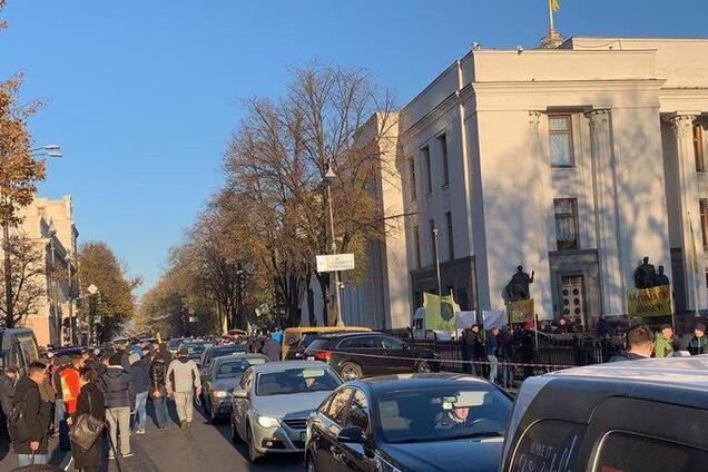Колапс на дорогах: власники авто на єврономерах заблокували центр Києва