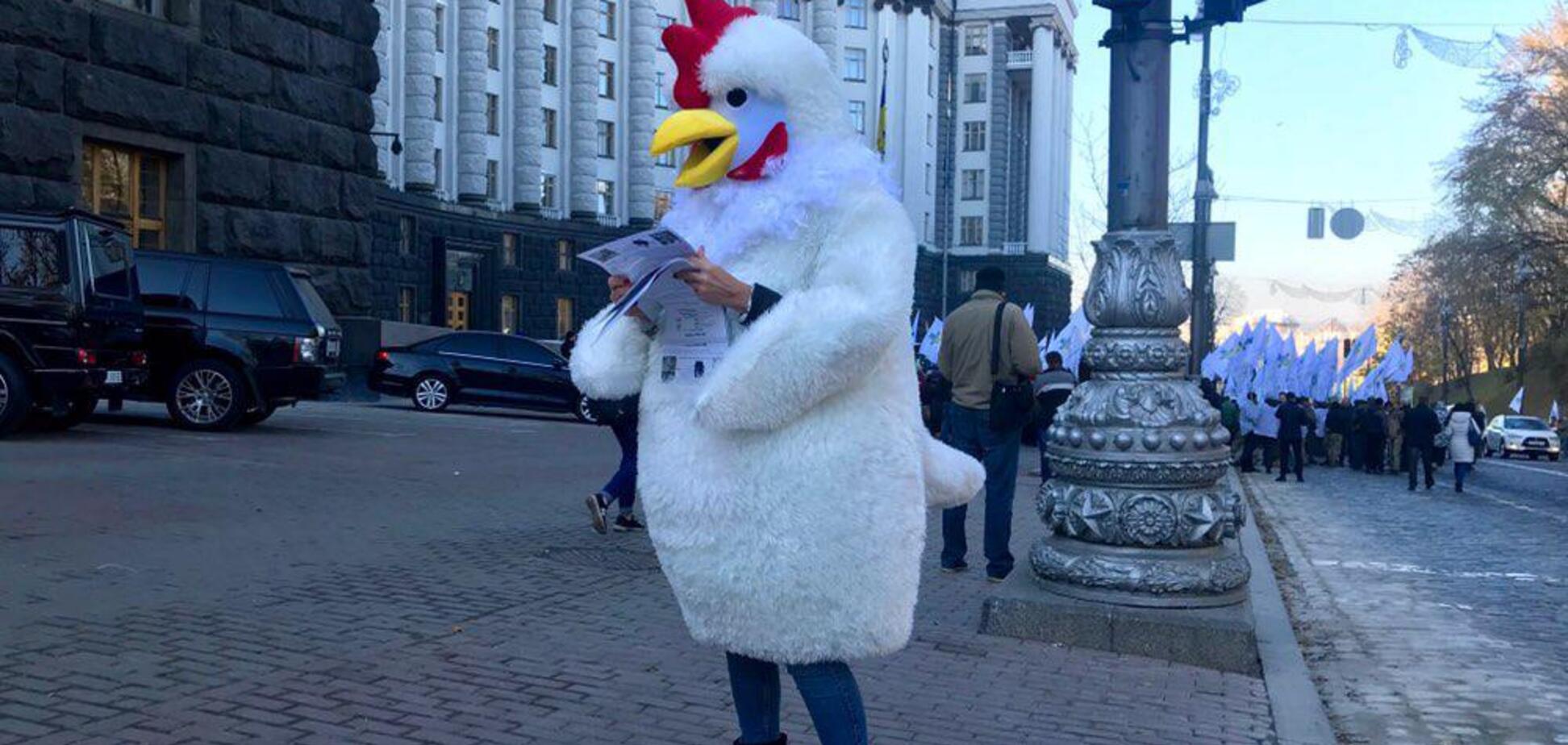 Під Кабмін прийшли гігантські кури: фоторепортаж із місця подій