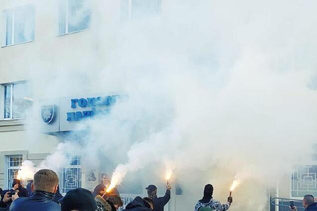 ''Кто убил Гандзюк?'' В Херсоне забросали файерами отделение полиции