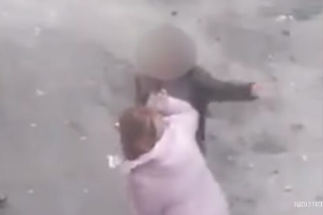 В Днепре школьница избила сверстницу и поставила ее на колени: видеофакт