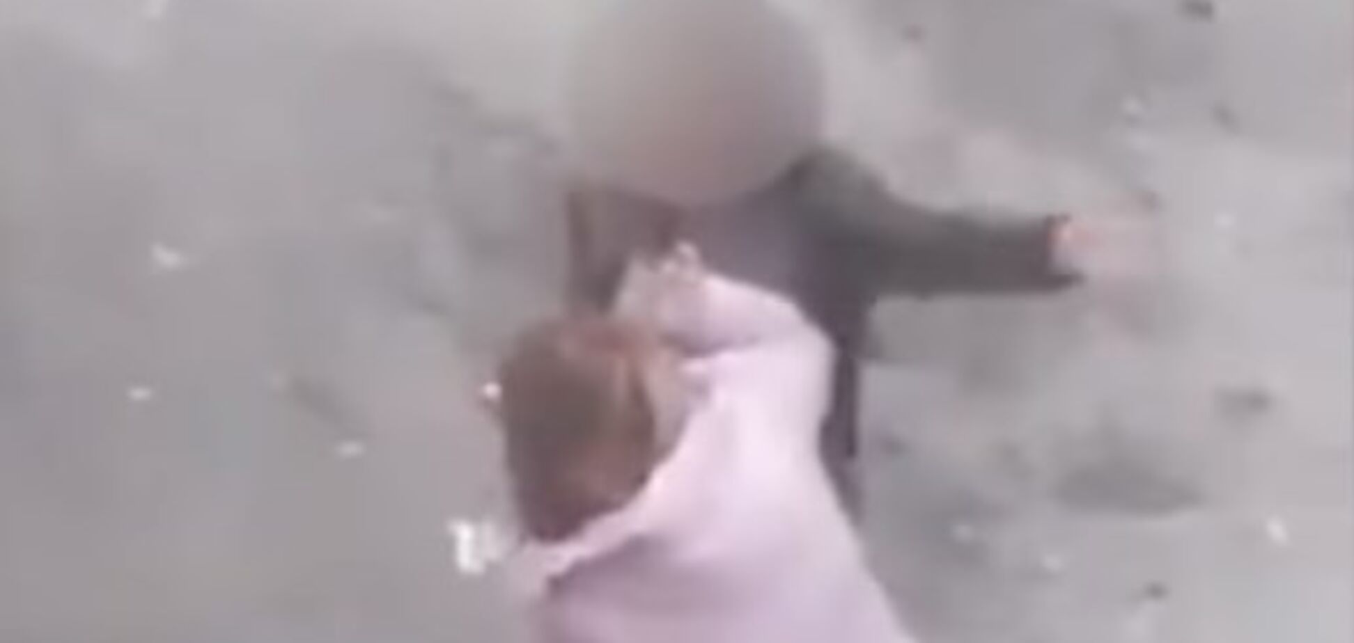 В Днепре школьница избила сверстницу и поставила ее на колени: видеофакт