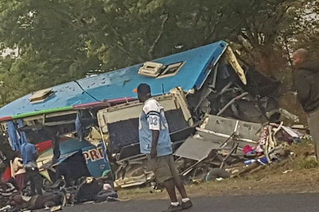 В Африці зіткнулися два автобуси: у кривавому ДТП загинули 47 осіб, понад 70 — поранені. Фото аварії