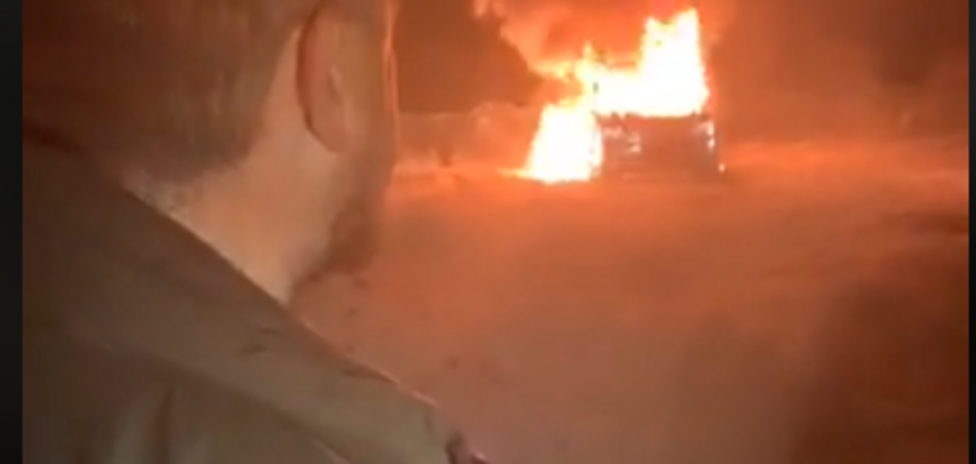 ''Мы ничего не получили'': лидер владельцев авто на еврономерах сжег свою машину. Видео