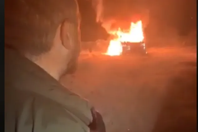 ''Ми нічого не отримали'': лідер власників авто на єврономерах спалив свою машину. Відео