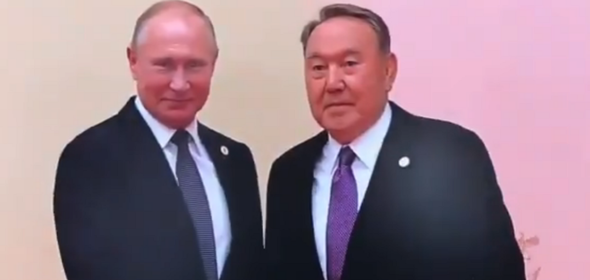 ''В пупок не целовал?'' Путина высмеяли за объятия с Назарбаевым