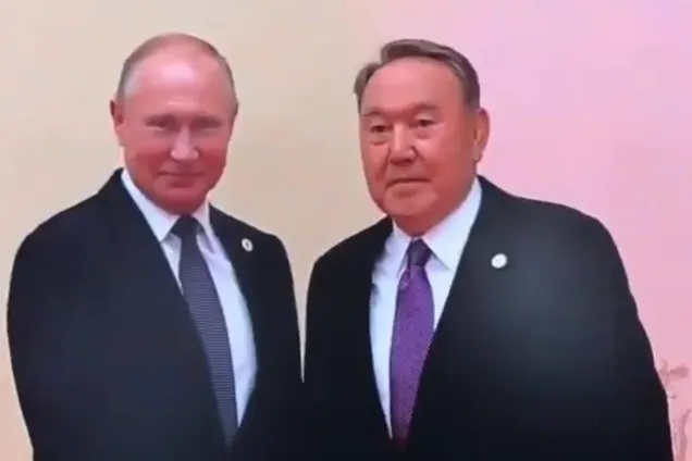 ''В пупок не целовал?'' Путина высмеяли за объятия с Назарбаевым