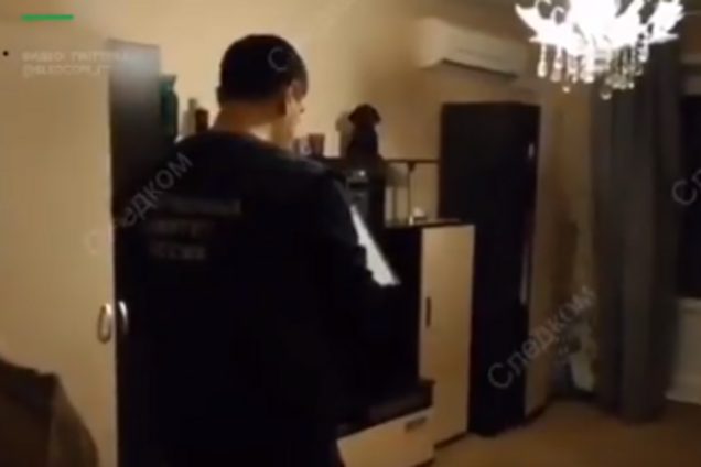 Лицо ребенка замотано скотчем: в Москве зверски убили мать с сыном. Видео с места преступления