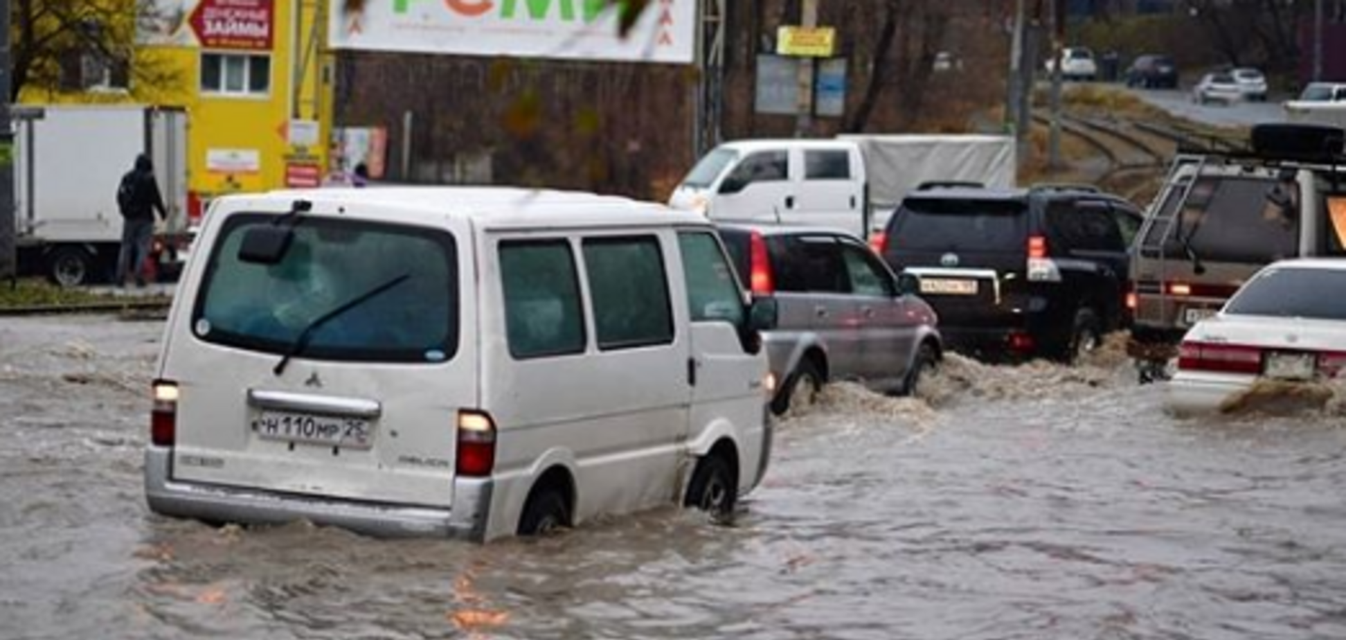 Плывут авто и киоски: в России город ушел под воду. Фото и видео непогоды