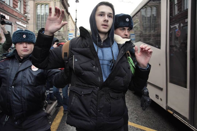 ''Легче от тебя избавиться!'' В России ученика выгнали из школы из-за политических убеждений