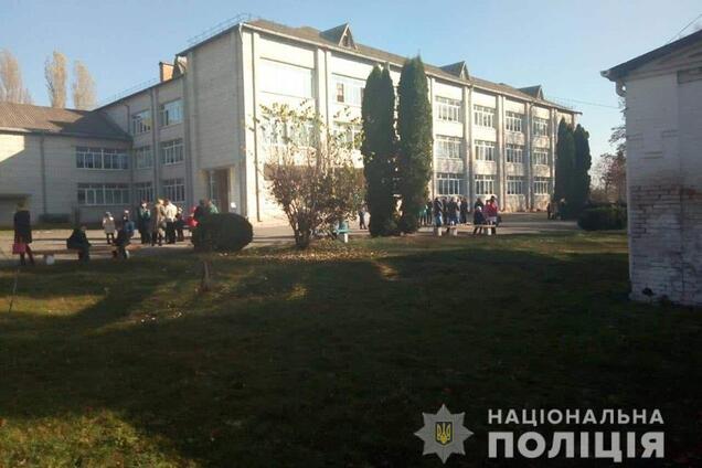 У школі під Києвом розпилили газ: дітей масово евакуювали, є постраждалі