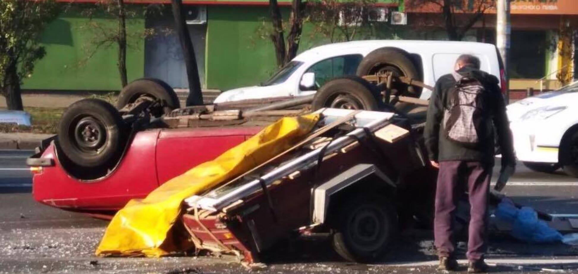 У Києві авто перекинулося на дах: моторошні кадри