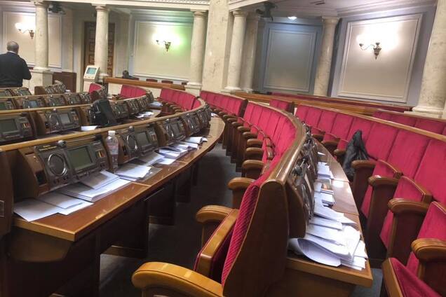 ''Может, под креслами?'' Около 300 нардепов внезапно исчезли из Рады. Видео