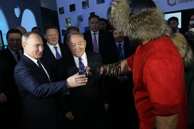 ''А поцеловать?'' Странный презент Путину вызвал насмешки в сети