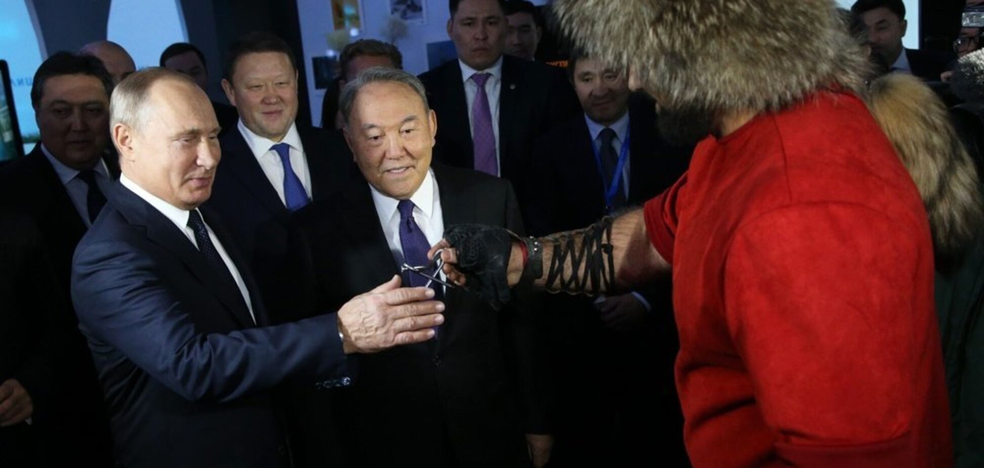 Путіну вручили вузол із цвяхів