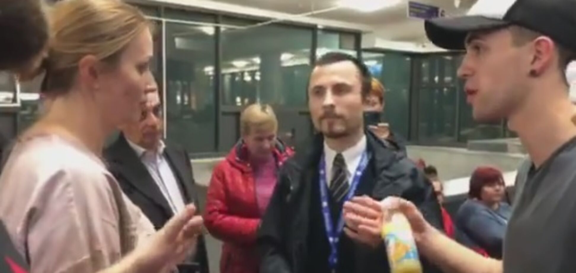 ''Постоянное вранье'': в сети скандал из-за ЧП с сотнями украинцев в аэропорту Минска