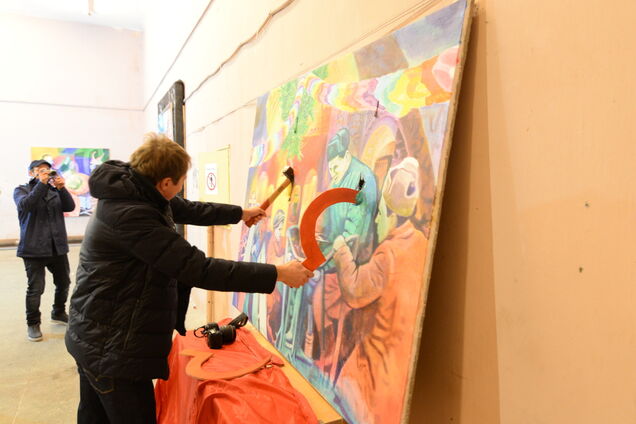 Намалював і знищив: художник організував у Києві незвичайний перфоманс проти СРСР