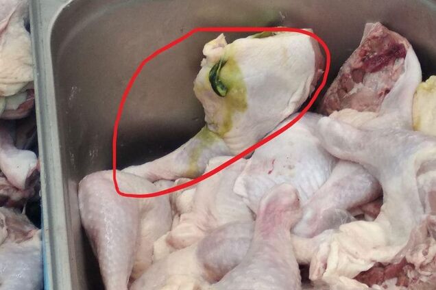 ''Приятного аппетита'': в киевском супермаркете обнаружили гнилую курицу