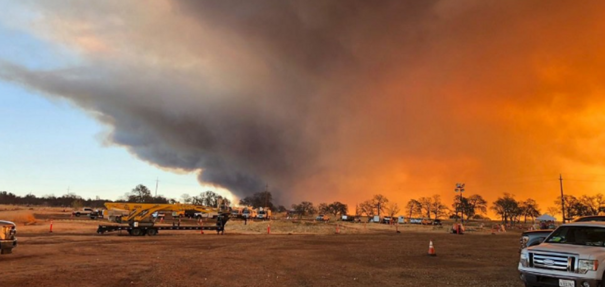 ''Ласкаво просимо до пекла!'' Каліфорнію спіткали масштабні пожежі: десятки тисяч людей втекли від вогню