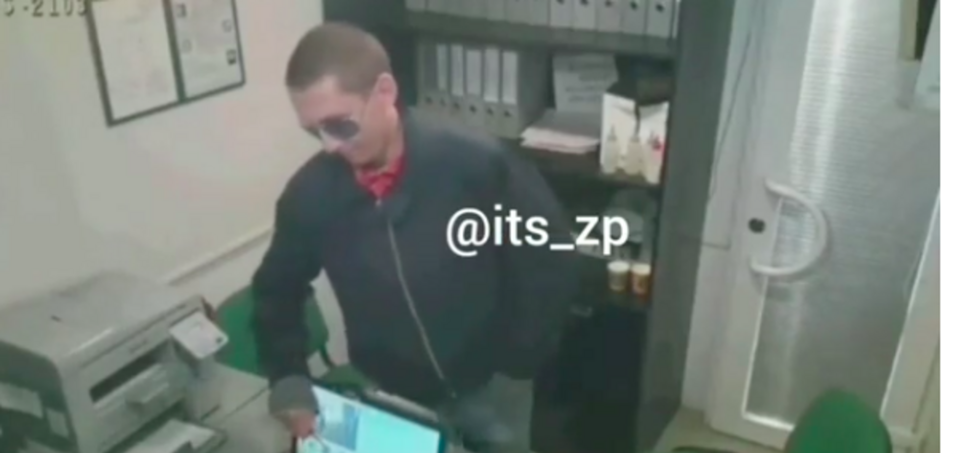 В Запорожье мужчина ограбил центр выдачи кредитов (ВИДЕО)