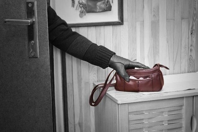 В Бердянске мужчина обокрал квартиру знакомой и сдал украденное в ломбард