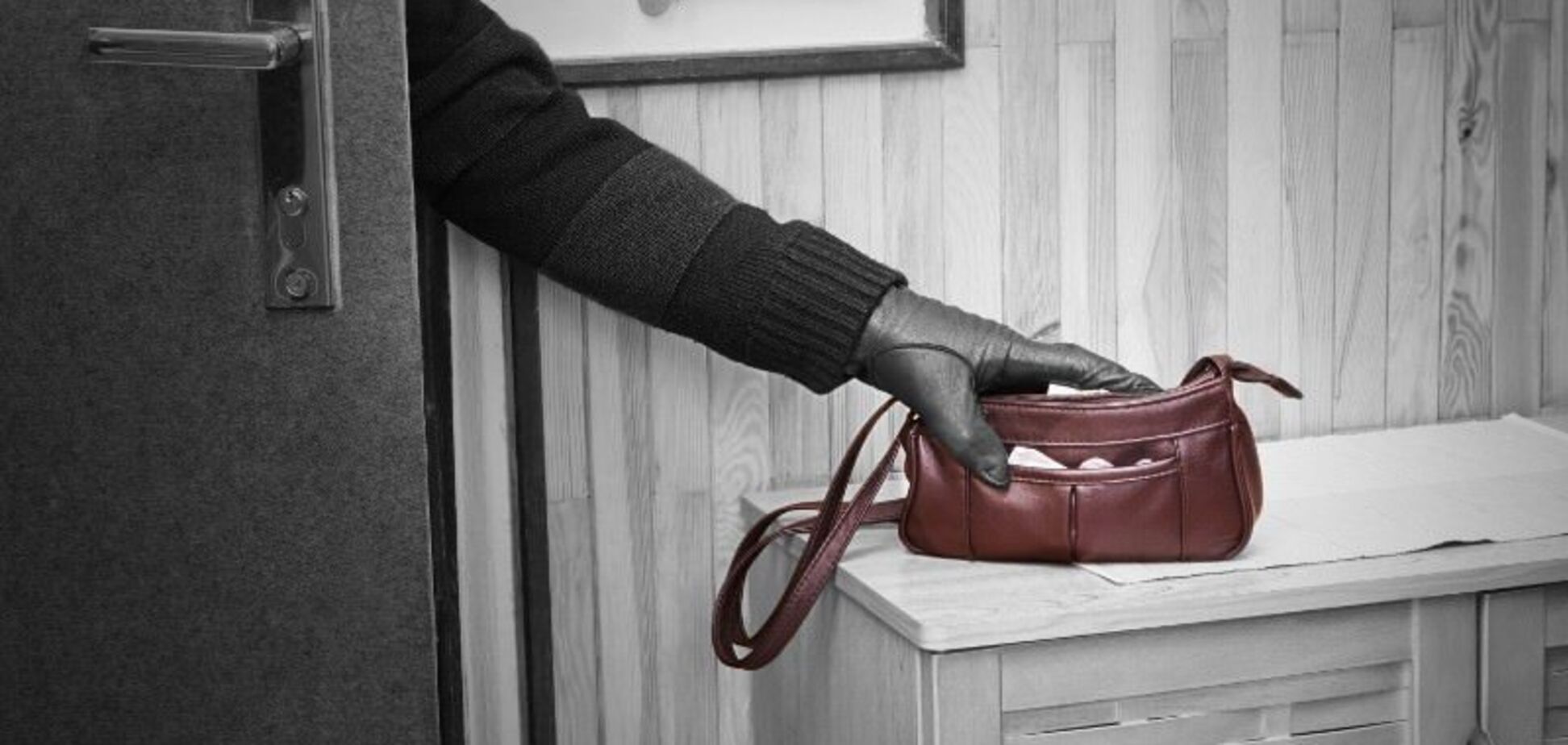 В Бердянске мужчина обокрал квартиру знакомой и сдал украденное в ломбард