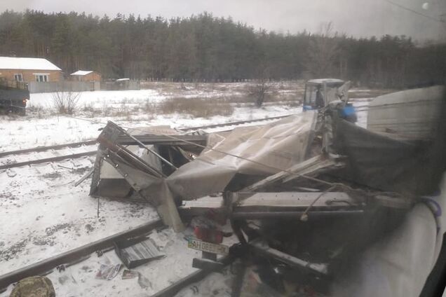 Под Харьковом поезд снес фуру на полном ходу: опубликованы первые фото с места ЧП