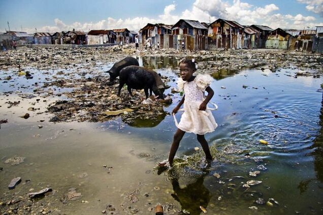''Природа хамства не пробачає'': Гаїті затопили тисячі тонн сміття
