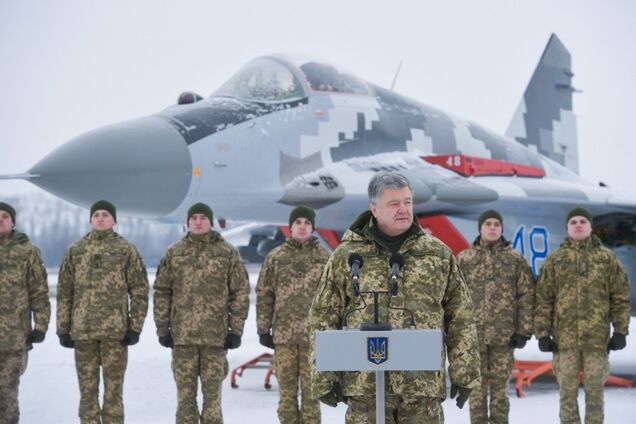 Путин стягивает к границам Украины военных и технику: Порошенко раскрыл жуткие данные