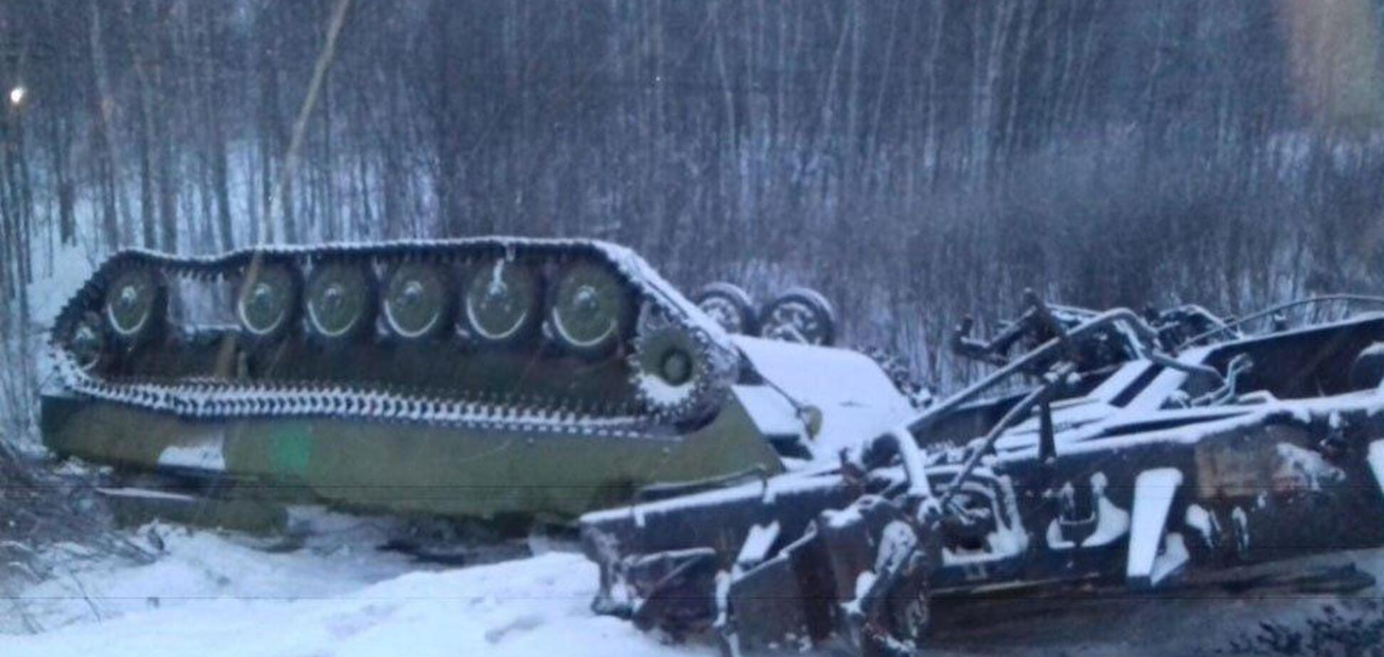  В России опрокинулся поезд с военной техникой: фото с места ЧП