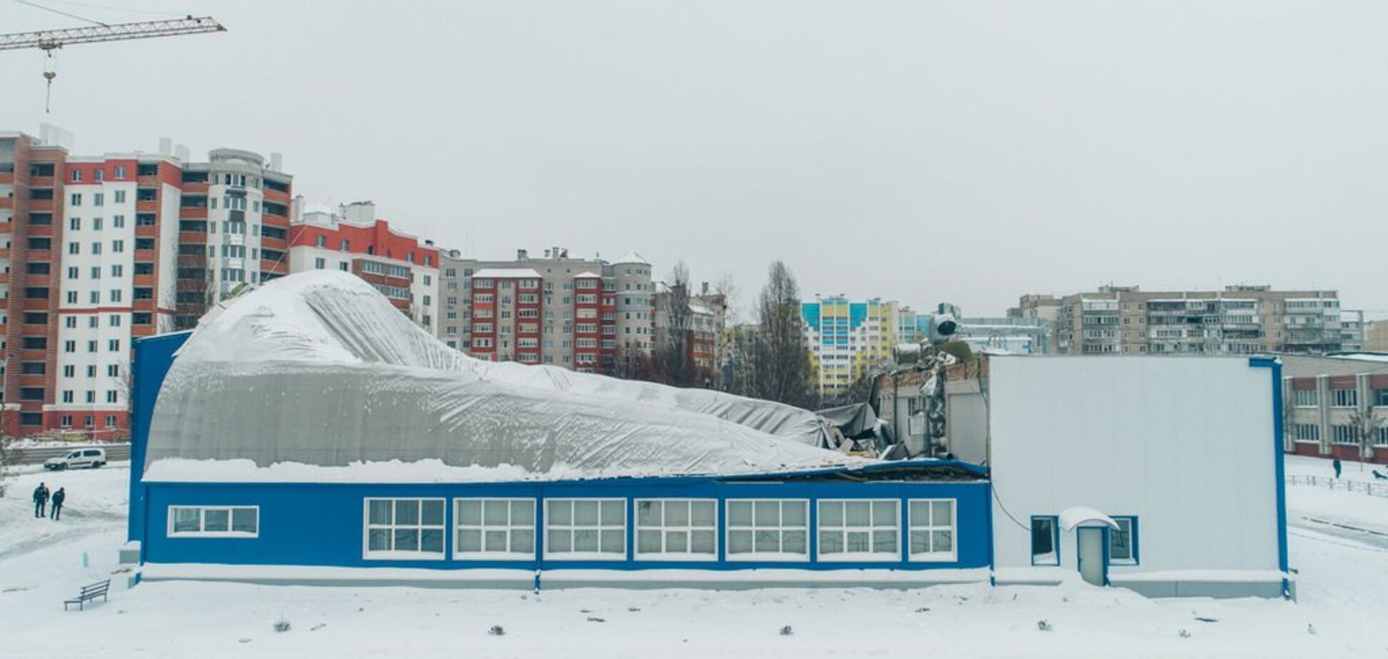 Под Киевом обрушилась крыша спортзала с детьми: появились фото и видео с высоты