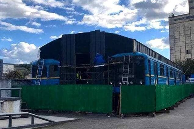 С баром и террасой: в Киеве нашли интересное применение старым вагонам метро