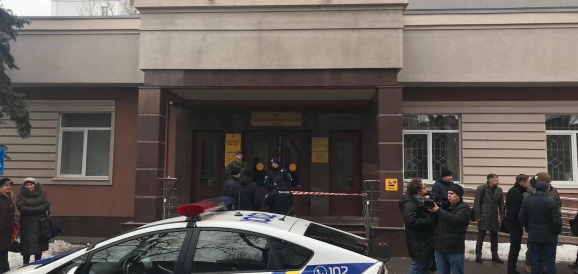 В Киеве ''заминировали'' два районных суда: эксклюзивное фото