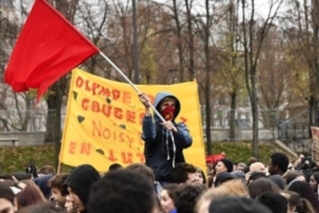 Серпы и молоты на погромах во Франции: нашлось объяснение ''русскому следу''