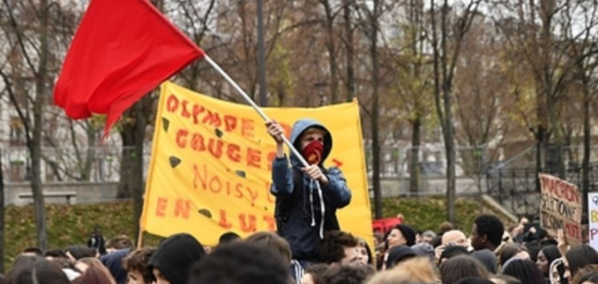 Серпи та молоти на погромах у Франції: знайшлося пояснення ''російському сліду''
