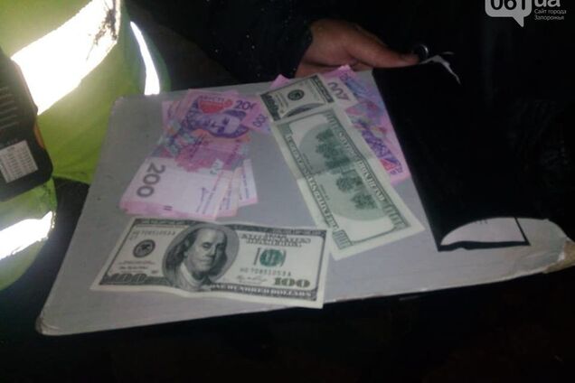 300 долларов и 2000 гривен: пьяный автомобилист пытался дать взятку запорожским полицейским