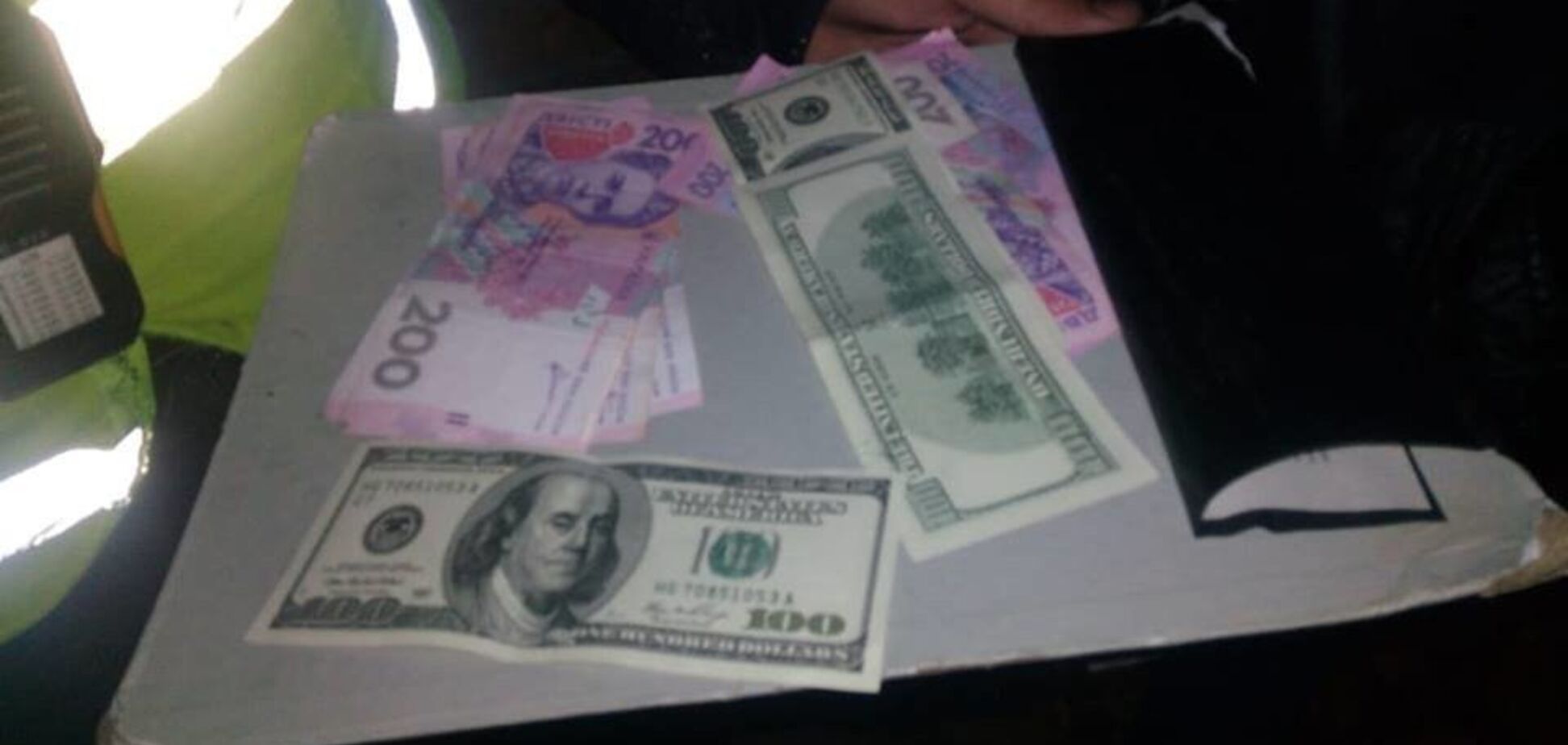 300 долларов и 2000 гривен: пьяный автомобилист пытался дать взятку запорожским полицейским
