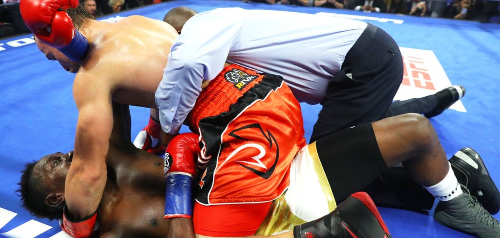 Російський боксер влаштував курйоз в андеркарті бою Ломаченка: відеофакт