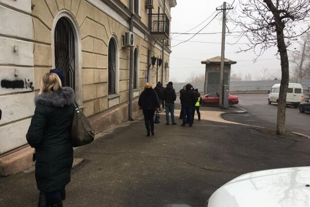 Увольняют сотрудников и рвут документы: в Одессе захватили университет 