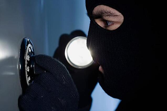 Винесли долари і речі: в Києві обікрали будинок судді