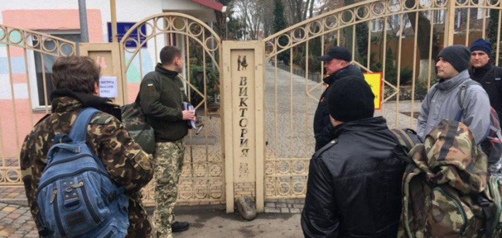 Військові в постраждалому від пожежі таборі ''Вікторія'' спровокували скандал