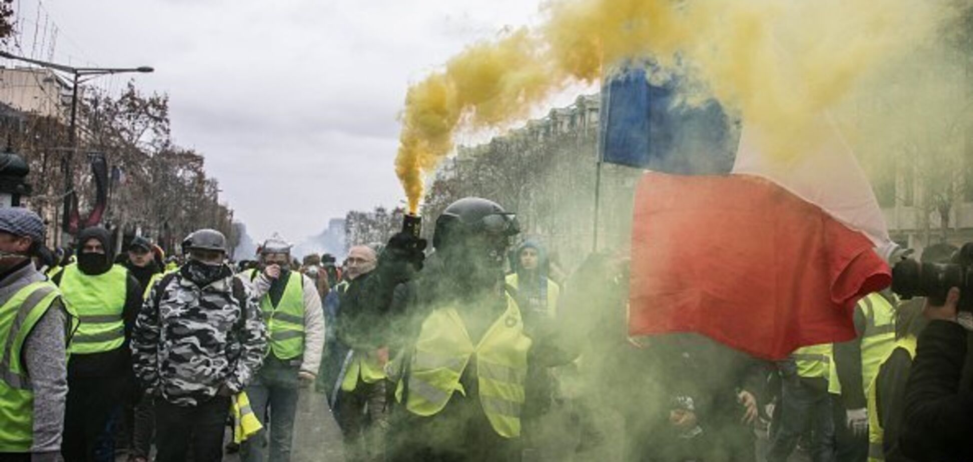 Протести у Франції: Боровий назвав руйнівну мету Путіна